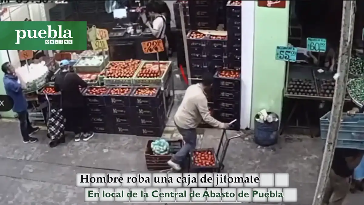 Hombre roba una caja de jitomate en local de la Central de Abasto de Puebla
